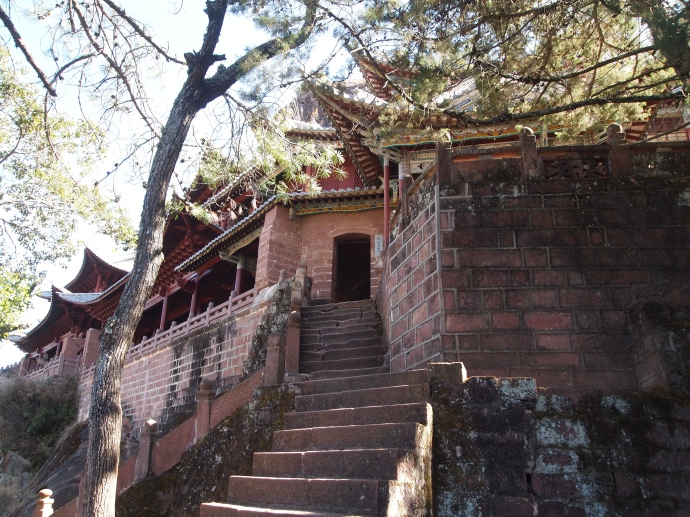 walkway up to Shizhong Temple and the grottos