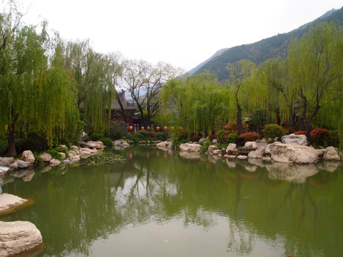 Pond & weeping willows at Huaqing Hot Spring
