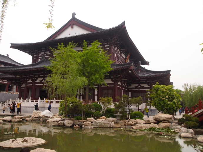 Pond & hall at Huaqing Hot Spring