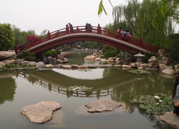 Pond & bridge at Huaqing Hot Spring